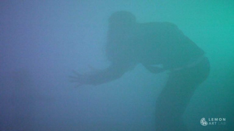 Juego libre en una instalación artística de humo