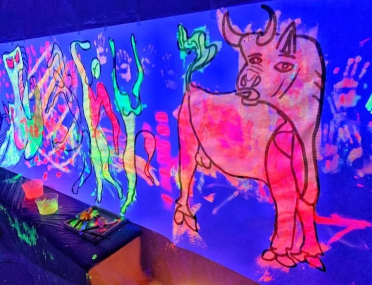 Mural ultravioleta inspirado en Picasso