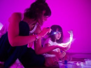 Madre e hija exploran materiales artísticos