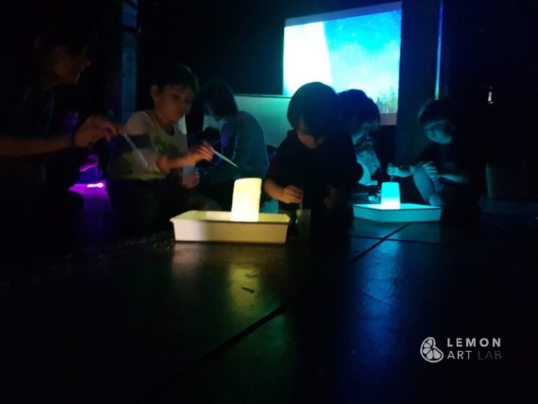 Niños en un taller de arte efímero