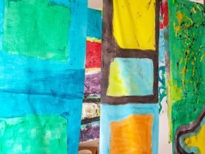 Lienzos de colores secandose