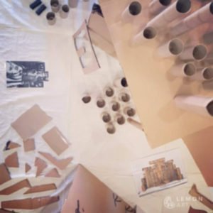 taller de arte con piezas de cartón